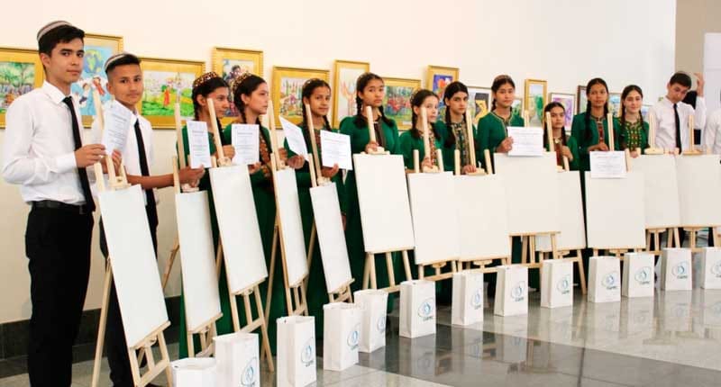В Академии художеств Туркменистана подведены итоги конкурса детского рисунка