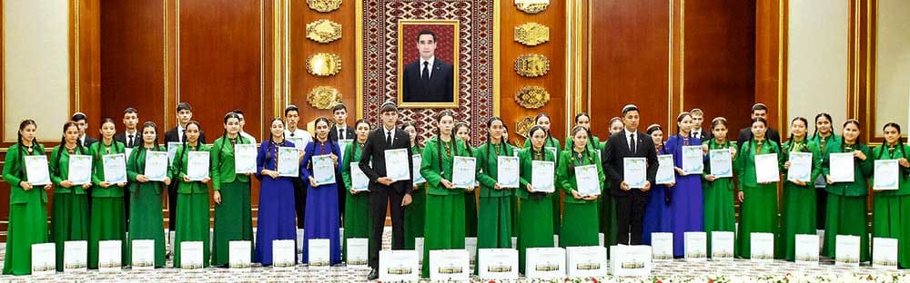 В Туркменистане наградили победителей олимпиады по биологии среди школьников