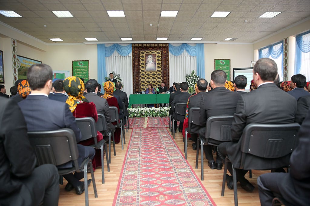 Türkmenistanyň Döwlet gullugy akademiýasynda sanly bilim ulgamy ara alnyp maslahatlaşyldy