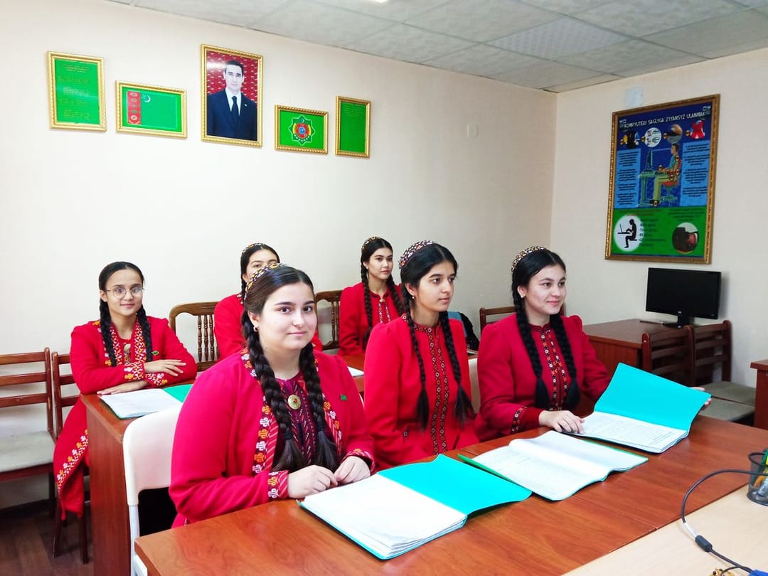 В Туркменистане объявлен творческий конкурс, посвященный 300-летнему юбилею Махтумкули