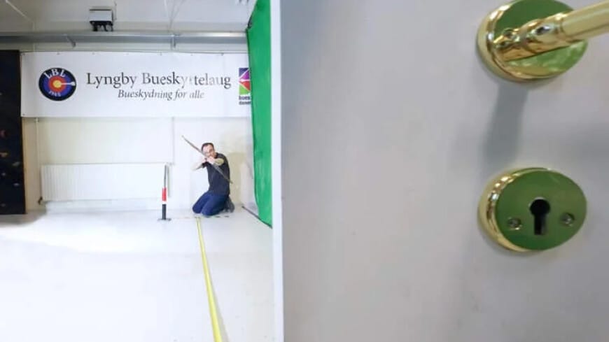 Ýaý atyjy gapynyň gulpundan ýedi peýkam geçirdi