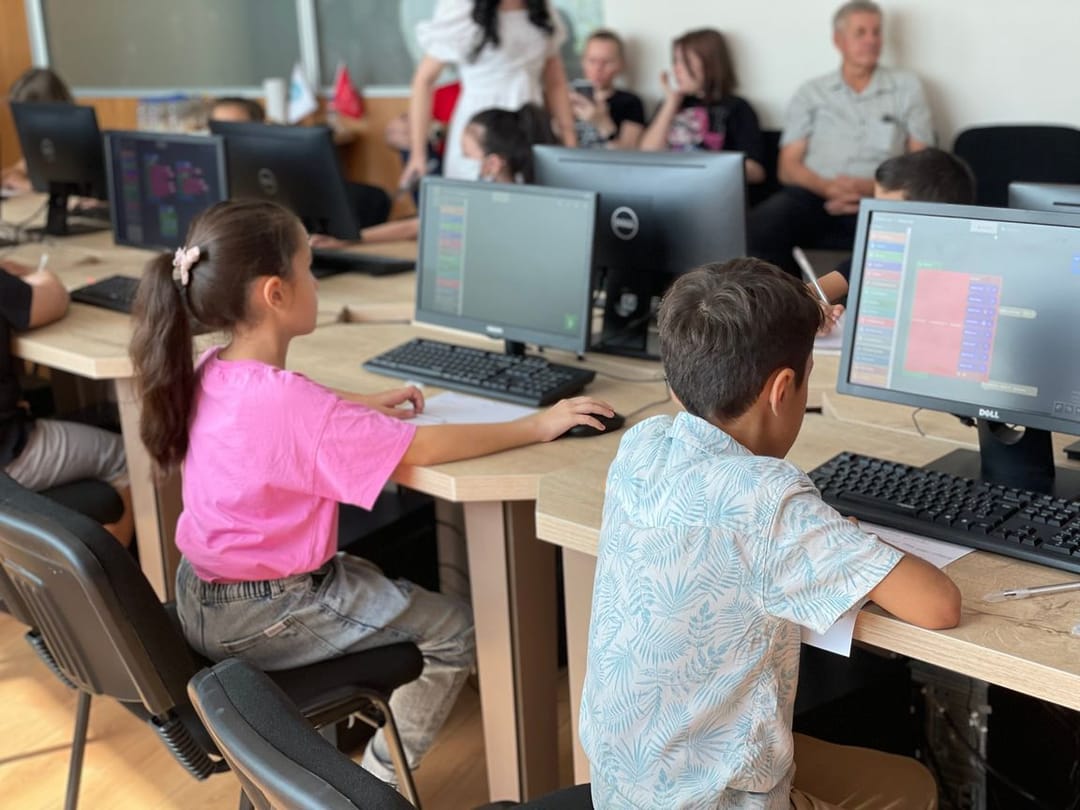 «Иш нокады» и школа программирования Coddy объявляют скидку на обучение в честь дня рождения Деда Мороза