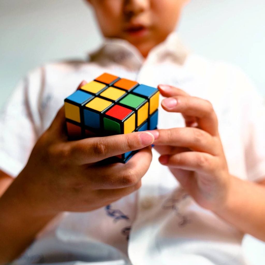 В Ашхабаде пройдет чемпионат по сборке кубика Рубика на скорость