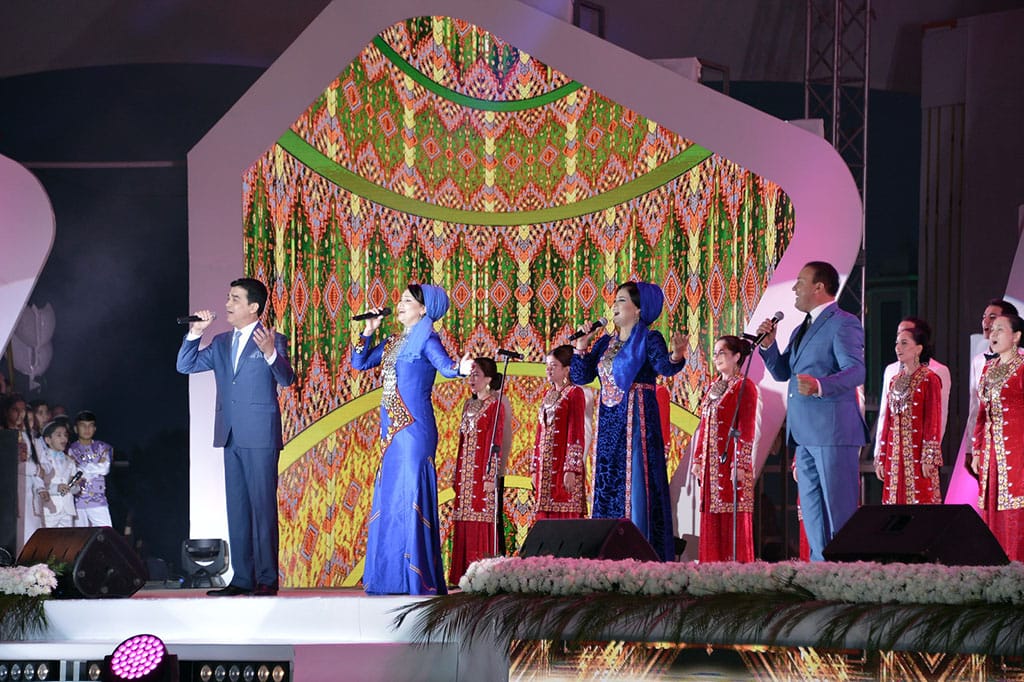 В Туркменистане прошел праздничный концерт и дан фейерверк по случаю Дня независимости