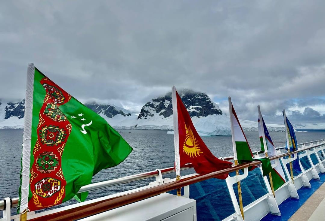 Таджикский путешественник поднял флаг Туркменистана на самой высокой точке Антарктиды