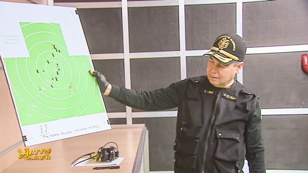 Бердымухамедов продемонстрировал навыки меткой стрельбы из пистолета