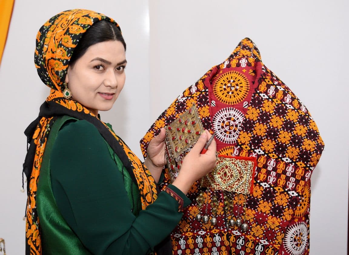 Türkmenistandan sowgatlyk näme alsa bolar: mähirden püre-pür sowgatlar