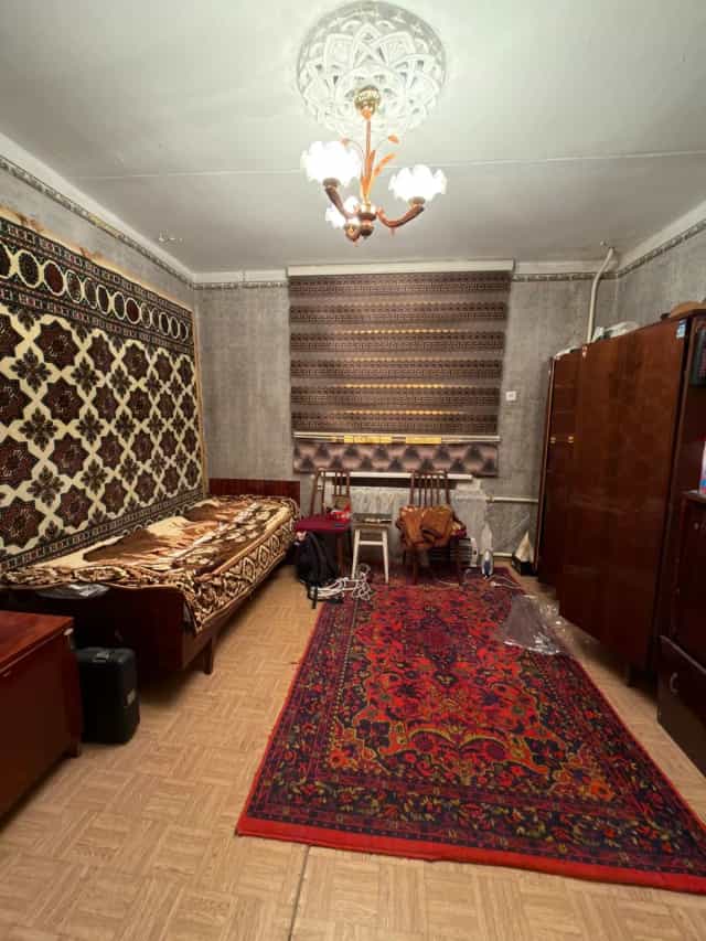 Срочно продаётся 2 комнатная квартира в 30 мкр. 1-й этаж без ремонта.