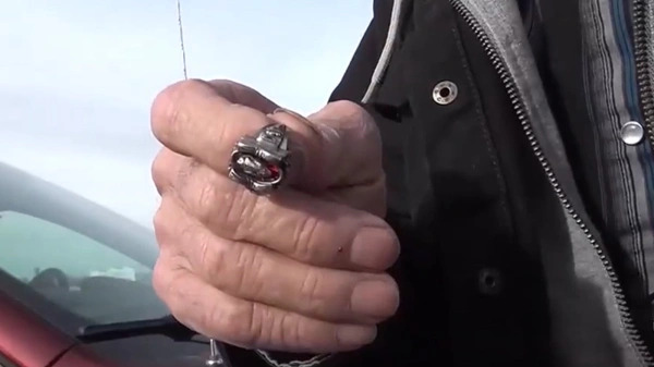 44 ýyl öň ýiten ýüzügi eýesiniň hiç wagt bolmadyk ýerindäki bagdan tapdylar