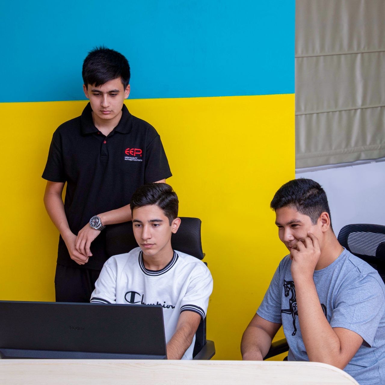 «KiberOne» programmirleme mekdebi we «AMAKids» çagalar akademiýasy okuwlara kabul edýär