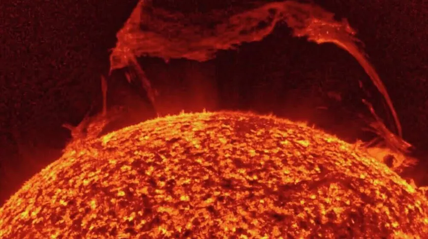 От Солнца оторвался протуберанец размером в 80 Земель