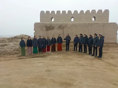 Школьники Туркменистана на зимних каникулах посещают исторические памятники и музеи