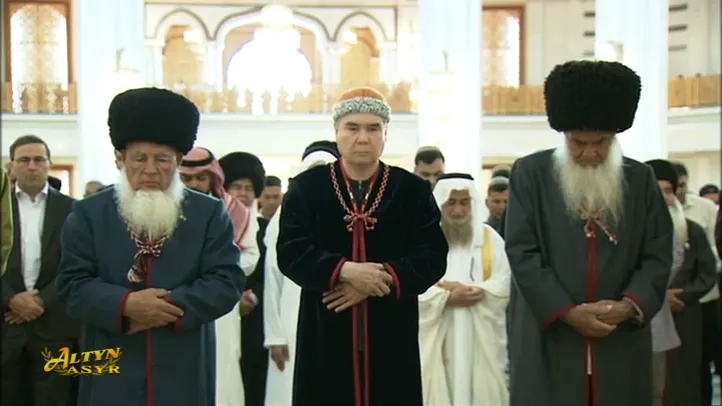Türkmen halkynyň Milli Lideri jemagat bilen baýram namazyny okady