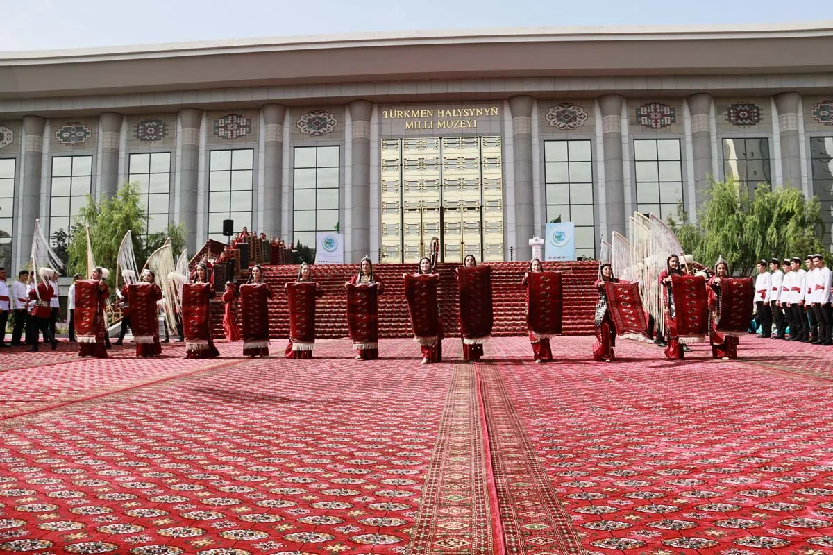 Türkmenistanda Türkmen halysynyň baýramy bellenilýär