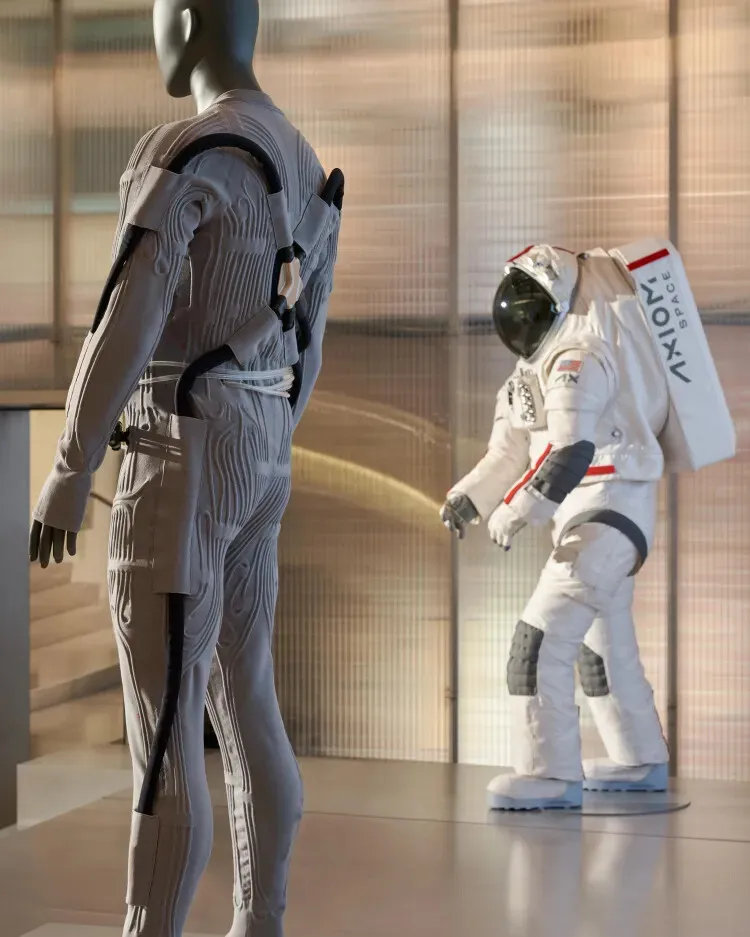 Axiom Space и Prada представили термовентиляционный костюм для лунных миссий