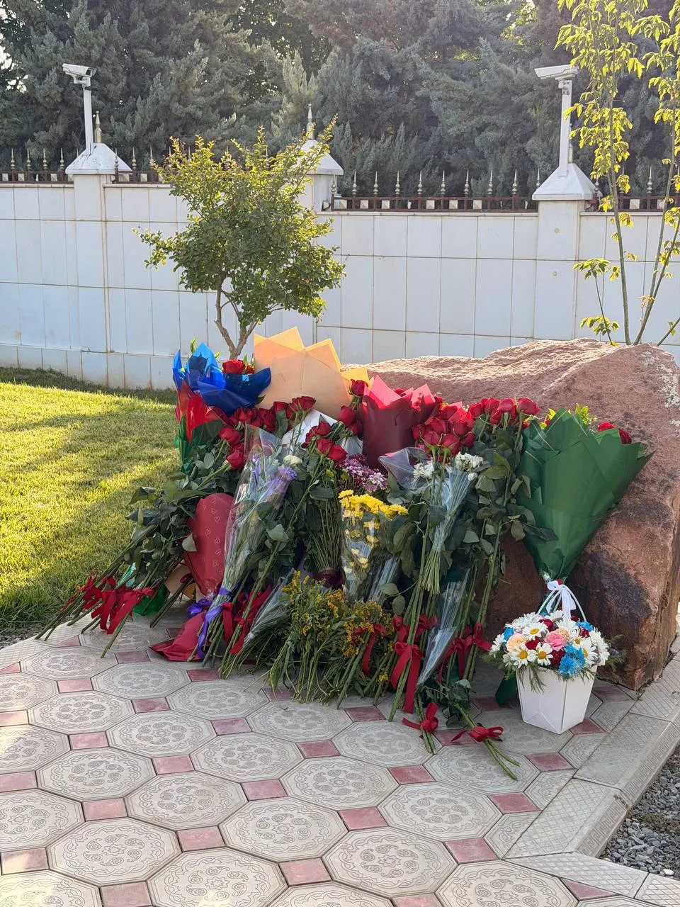 Türkmenistanda russiýaly diplomatlar Beýik Watançylyk urşunda şehit bolanlary hatyraladylar