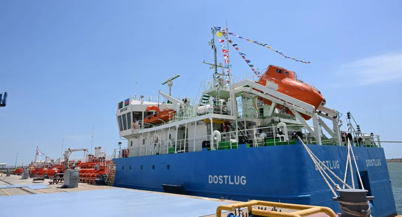 Azerbaýjandan sowgat edilen «Dostluk» nebit tankeri Türkmenbaşy portuna geldi