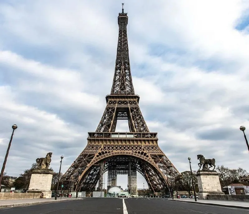 Heat in France "stretched" the Eiffel Tower by 10 centimeters