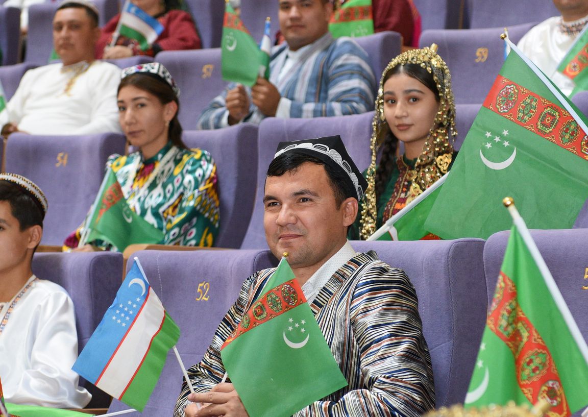 Туркмены и узбеки. Дружба в Туркменистане. Узбекский народ. Узбекские женщины простые. Дружба народов центральной Азии.