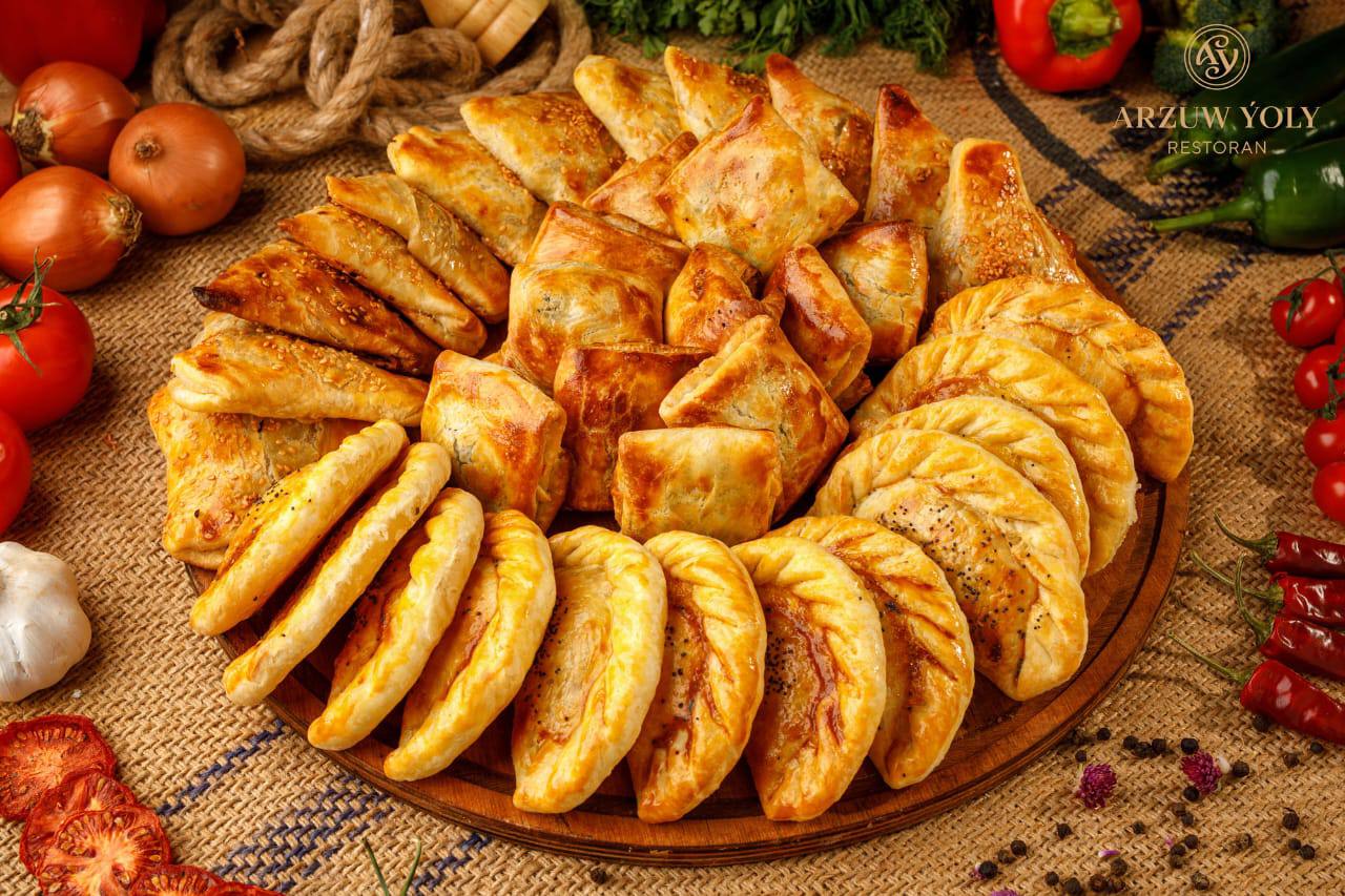 Ресторан Arzuw Ýoly предлагает услуги по проведению всех видов семейных и корпоративных торжеств