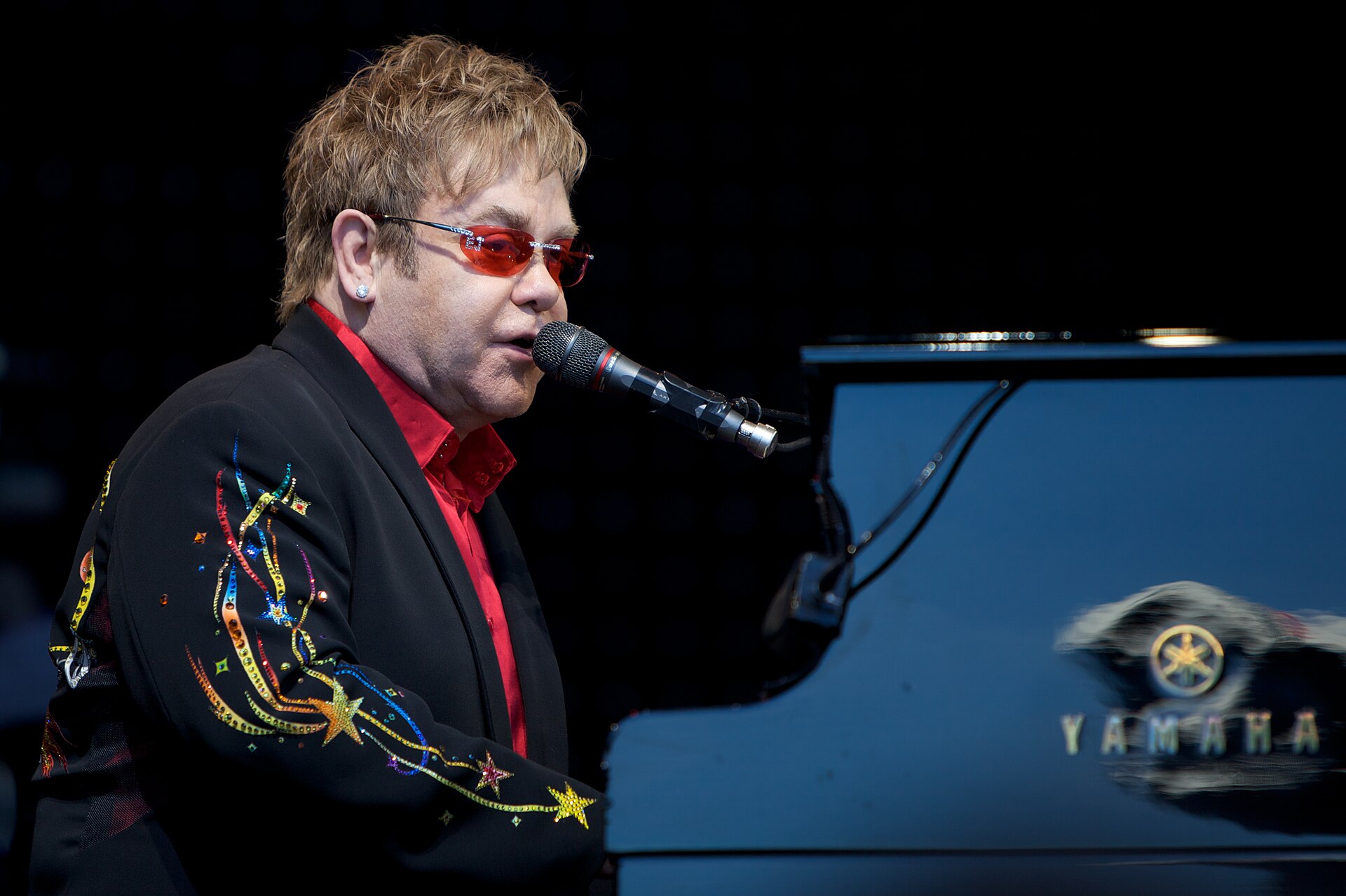 Elton John gave a farewell concert at the Glastonbury Rock Festival