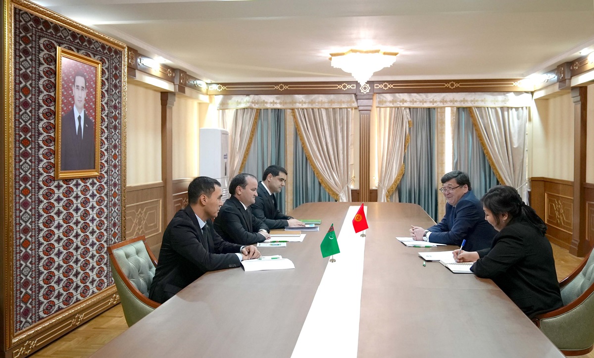 В миграционной службе Туркменистана прошла встреча с послом Кыргызстана