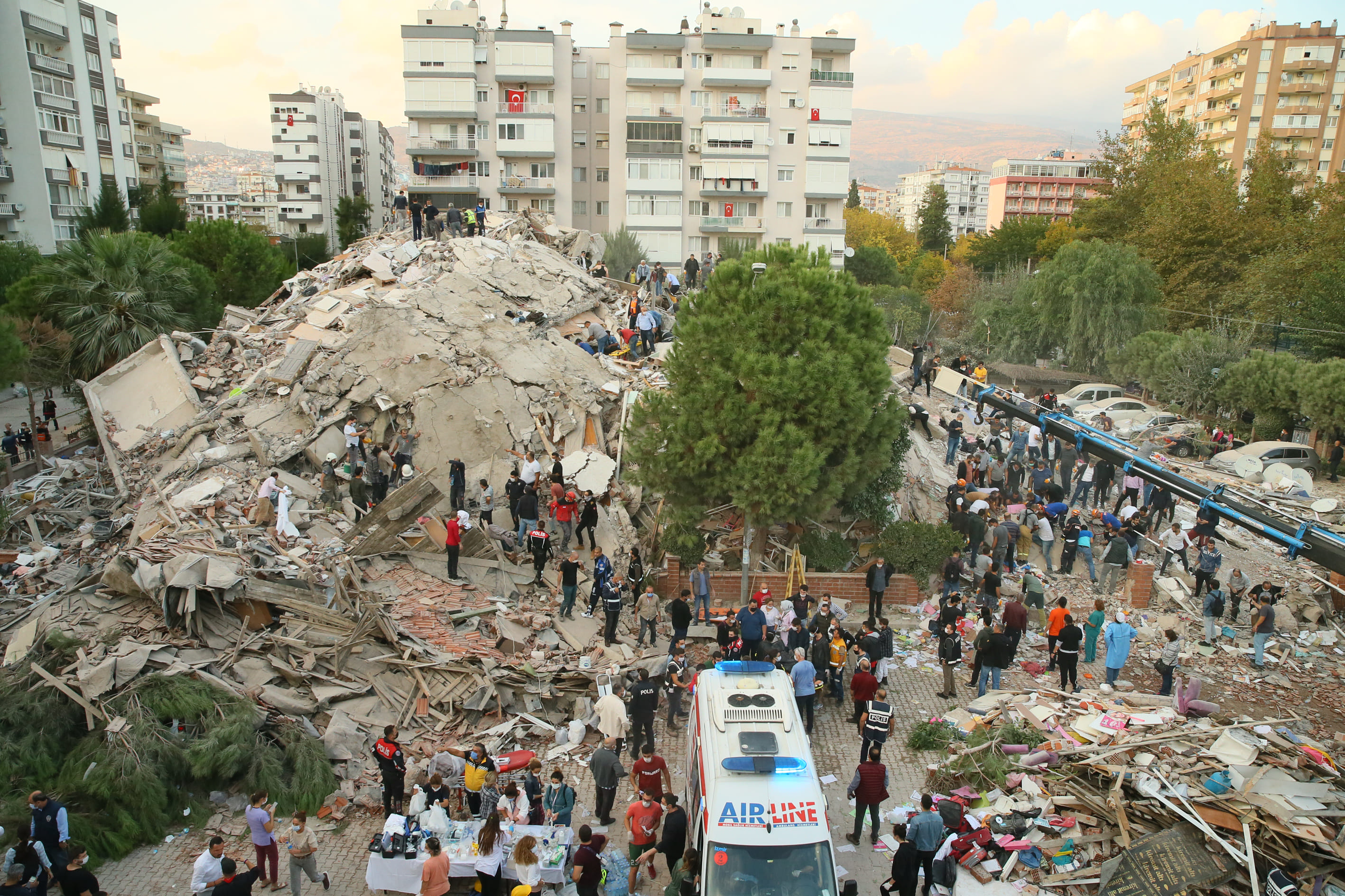 Где произошло сильное землетрясение. Измир Турция землетрясение 2020. Измит Турция 1999 землетрясение. Измир Турция землетрясение 1999. Землетрясение в Турции 1999 год.