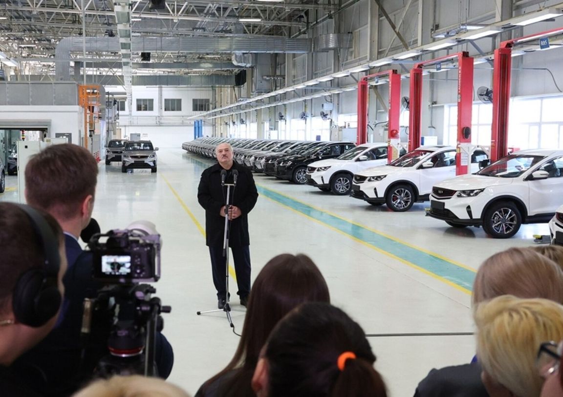 Lukaşenko «Geely» milli awtoulaglaryna uzyn nobatyň dörändigini habar berdi