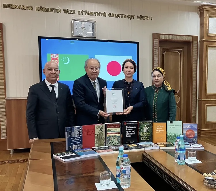 Ýaponiýanyň ilçihanasy Türkmenistanyň ýokary okuw mekdeplerine kitaplary sowgat etdi