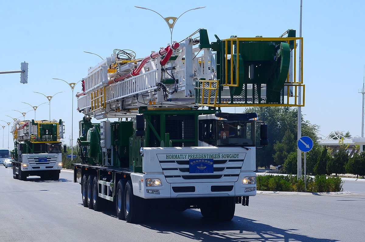 Hytaýdan 50 sany kuwwatly ýük göteriji tehnika gelip gowuşdy