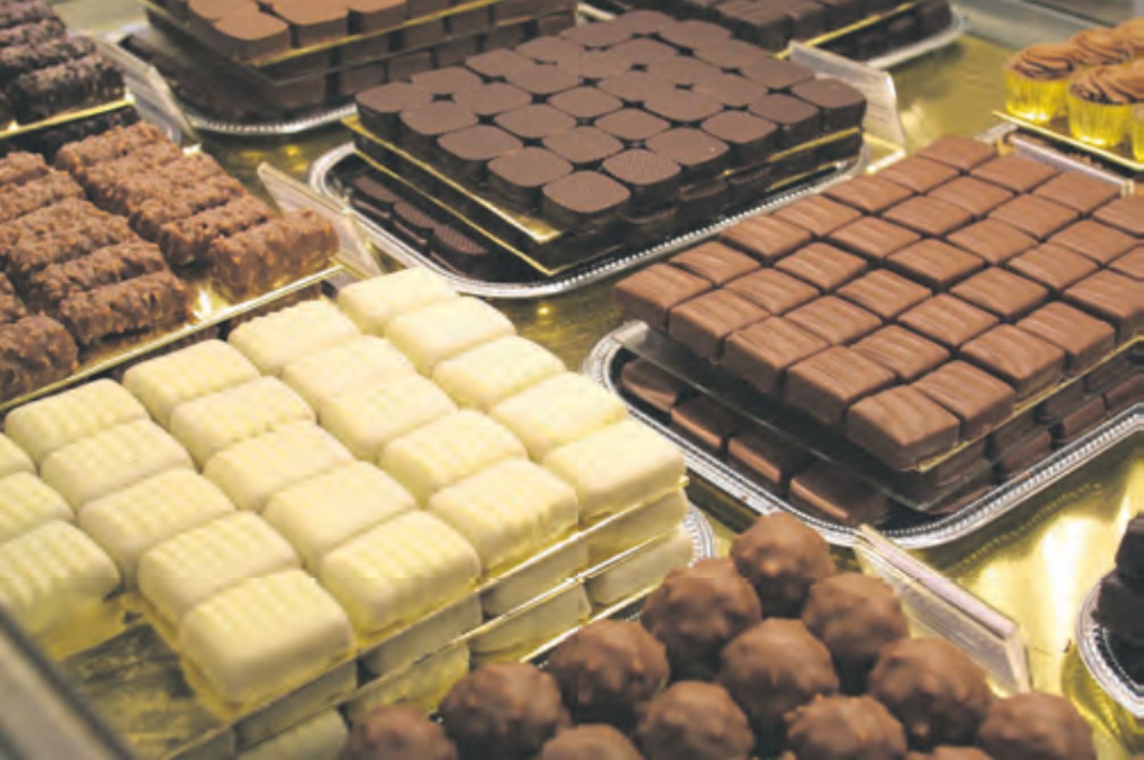 Какие есть кондитерские фабрики. Кондитерские изделия. Шоколадные изделия. Шоколад это кондитерское изделие. Много шоколада.