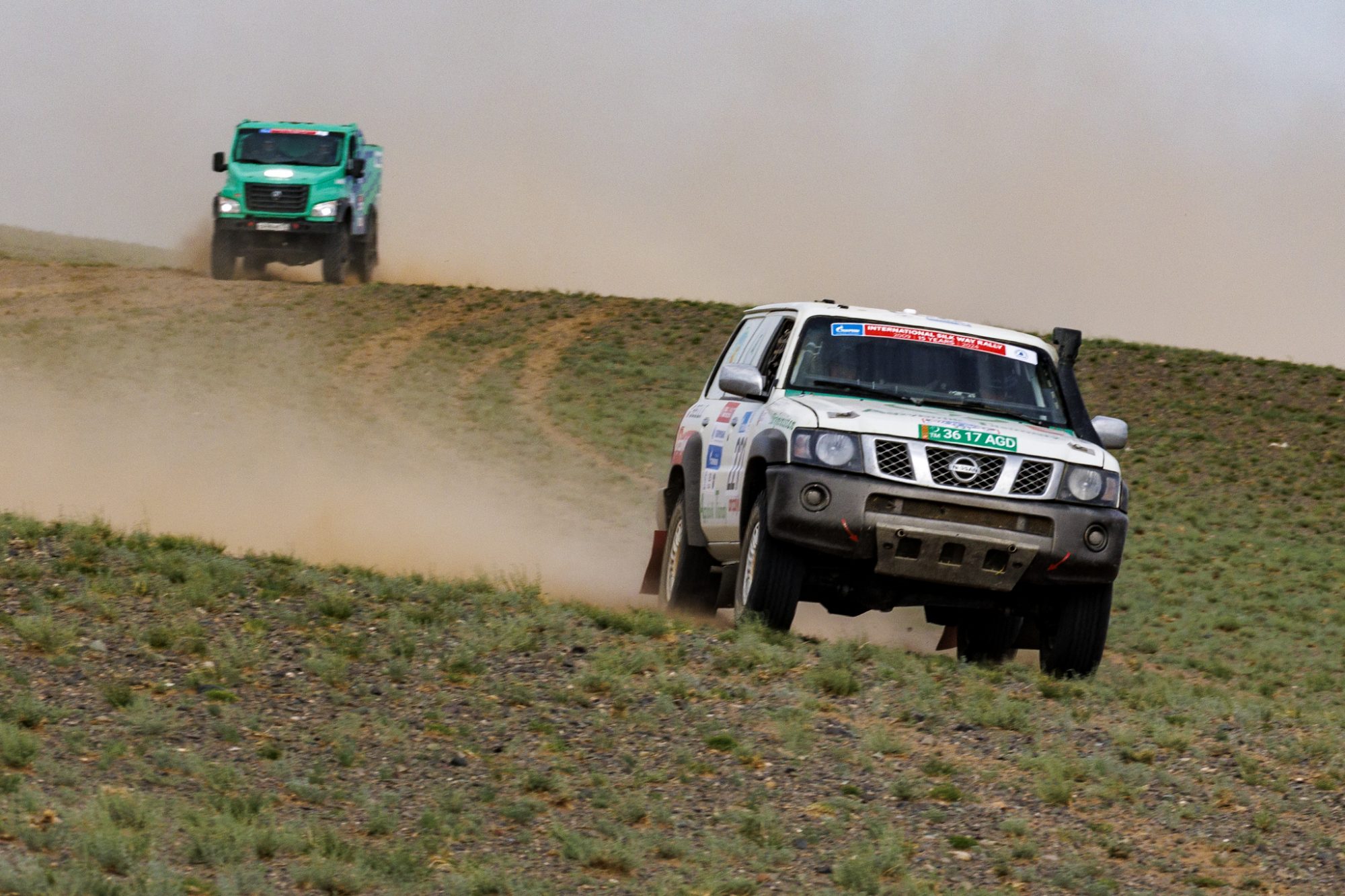 Два туркменских экипажа оказались в тройке лидеров на шестом этапе «Шёлкового пути»