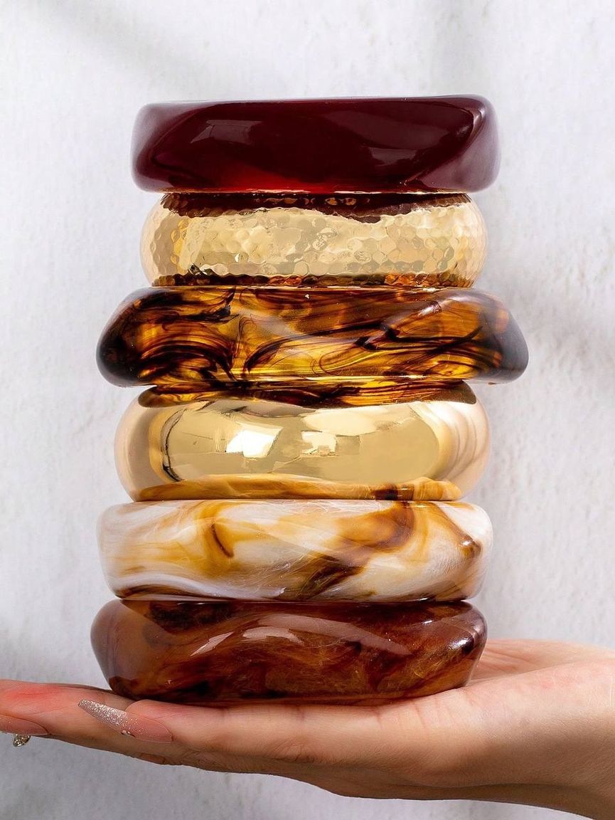 Стилист рассказал о тренде на массивные акриловые браслеты