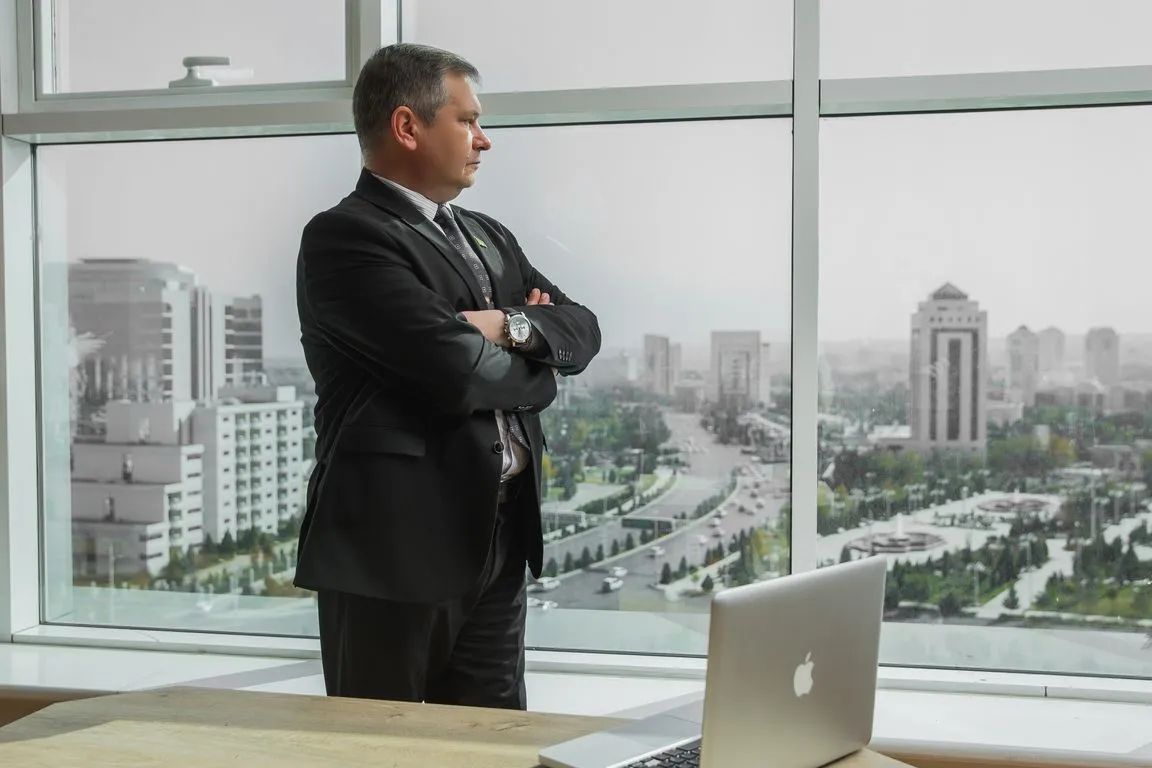 Законы программистов. Профессия программист презентация 2 класс. Разработчик программного обеспечения. Условия труда программиста. Краткое описание работы программиста.