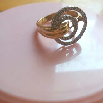 Золотое кольцо с бриллиантовой россыпью