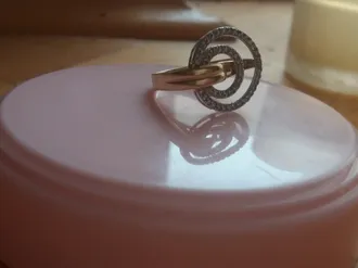 Золотое кольцо с бриллиантовой россыпью
