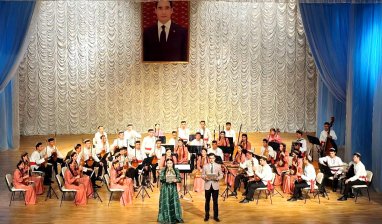 В рамках фестиваля в честь 85-летия Нуры Халмамедова в театре города Аркадаг состоялся концерт 