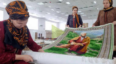 Ковровый портрет Махтумкули – трудовой подарок туркменских ковровщиц  