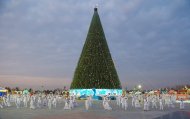 Türkmenistan'ın ana ağacında yılbaşı ışıkları ciddiyetle yakıldı