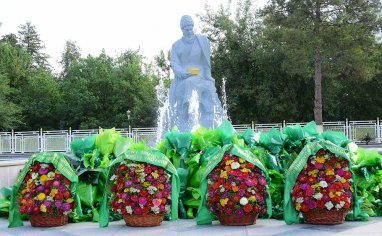 В Ашхабаде прошла церемония возложения цветов к памятнику Махтумкули Фраги