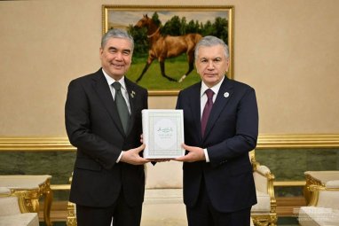 Şevket Mirziyoyev, Gurbangulı Berdimuhamedov'a Özbekçe “Mağtımgulı” kitabını hediye etti