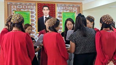 Певицы из США провели мастер-класс для туркменской молодежи