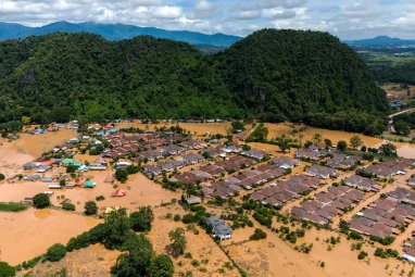 Tayland'daki Elephant Nature Park'ta meydana gelen ani selde yaklaşık 100 fil kurtarıldı