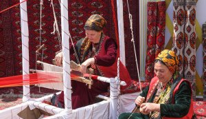 В Туркменистане 10 ковровщиц получили звание Türkmenistanyň at gazanan halyçysy