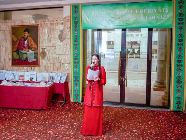 В Туркменском государственном университете отмечают 300-летие Махтумкули тематической Неделей