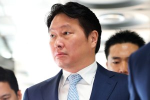 Güney Koreli iş insanı Chey Tae-won, boşandığı eski eşi Roh So-young'a yaklaşık 1 milyar dolar tazminat ödeyecek