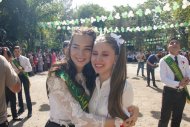 Прощание со школой: в Туркменистане для выпускников прозвенел последний звонок
