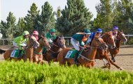 Праздничные скачки и торжества ко Дню туркменского скакуна состоялись в Туркменистане