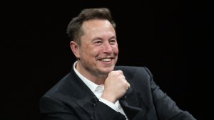 Elon Musk, uzaylı olduğunu iddia etti