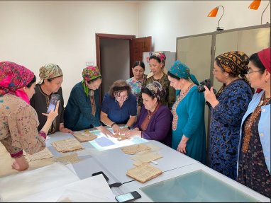 В Туркменистане завершена первая миссия по консервации и реставрации древних рукописей и книг